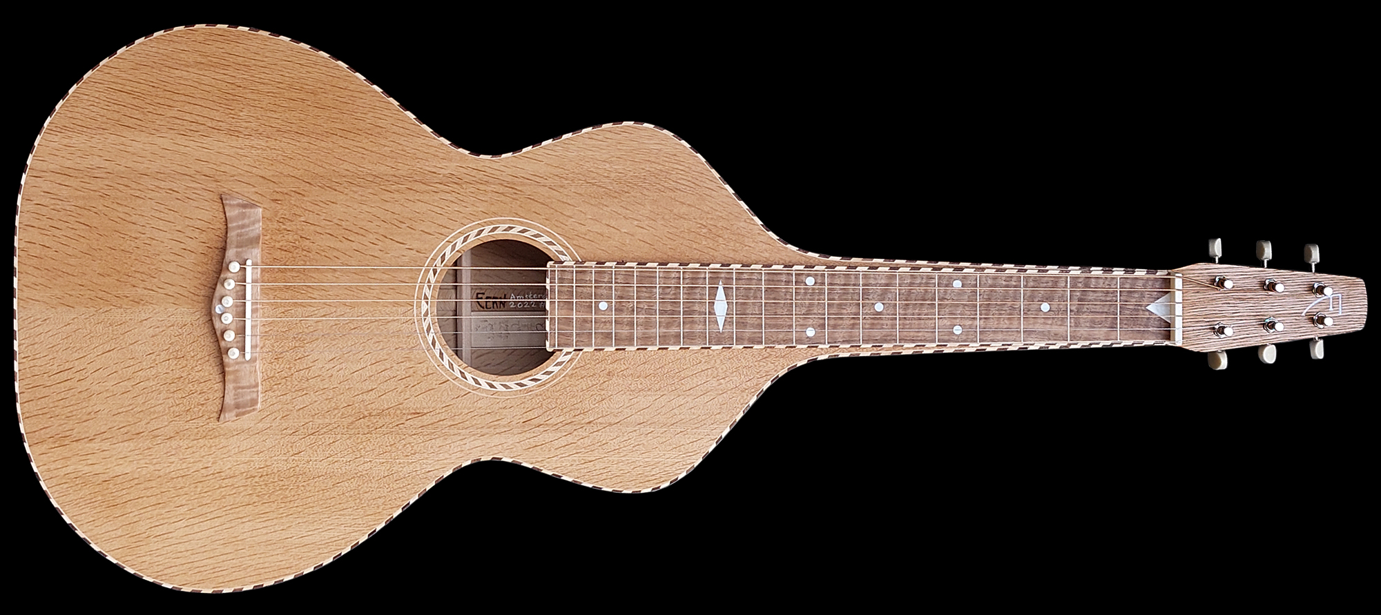 #113, Weissenborn gitaar, gemaakt van Japans wit eikenhout en gekruld notenhout. Vooraanzicht.