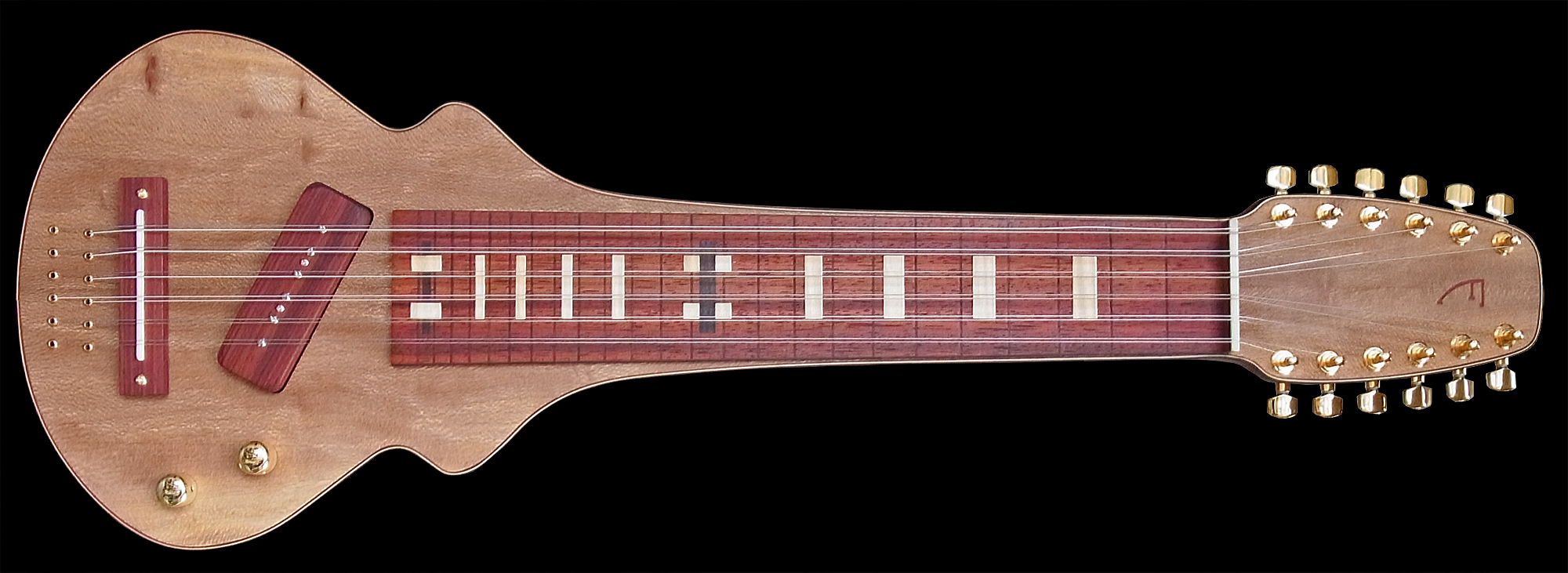 #86, 12-snarige lapsteel gitaar gemaakt van plataan en padouk hout, met een schuin geplaatste pickup. Vooraanzicht.