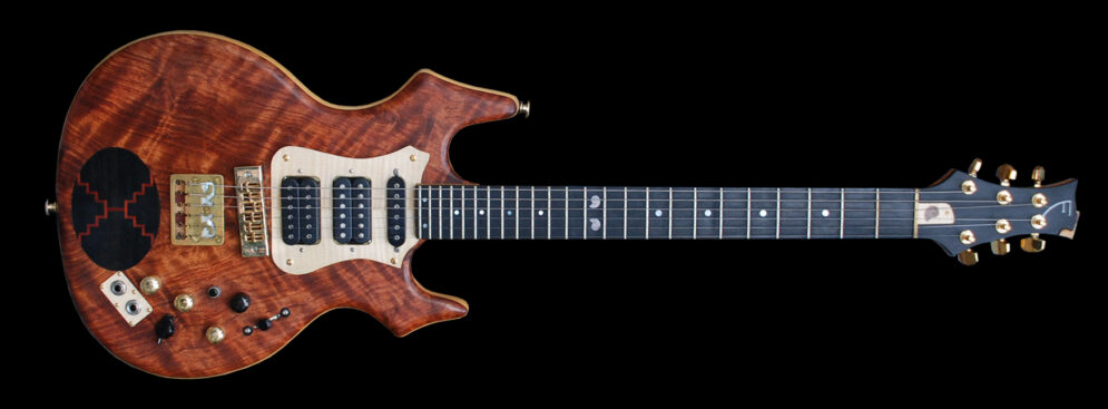 #17, op maat gemaakte elektrische gitaar met doorlopende hals constructie en de bijnaam Flair, vooraanzicht.