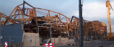 The totaly damaged building at Waarderpolder (Haarlem) one week after the fire. The building is heavily deformed, the walls are gone and the co nstruction is collapsed.